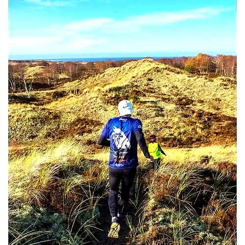 Læsø Trail løbere i klitterne. Smukt terræn.