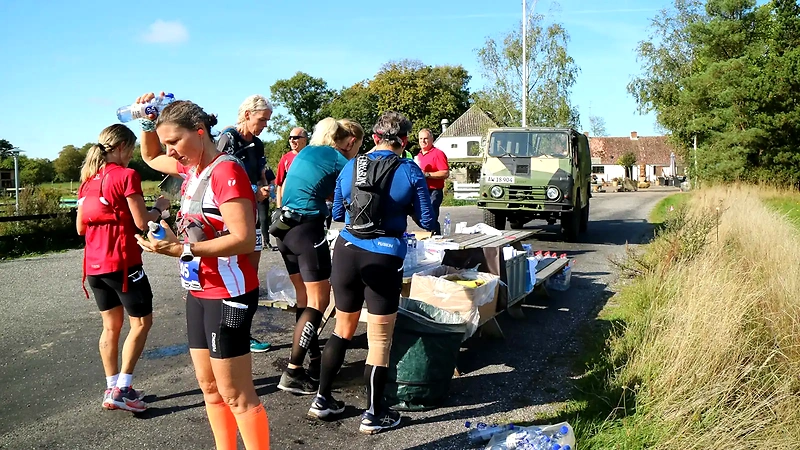 Læsø Ultra løbere ved en forfriskningsstation.