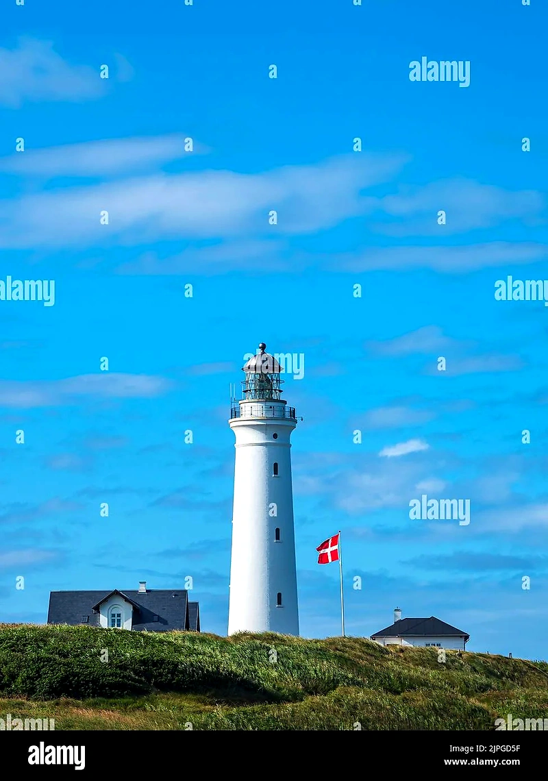 Hirtshals fyr med dansk flag. Smukt billede relevant for Lighthouse Run.