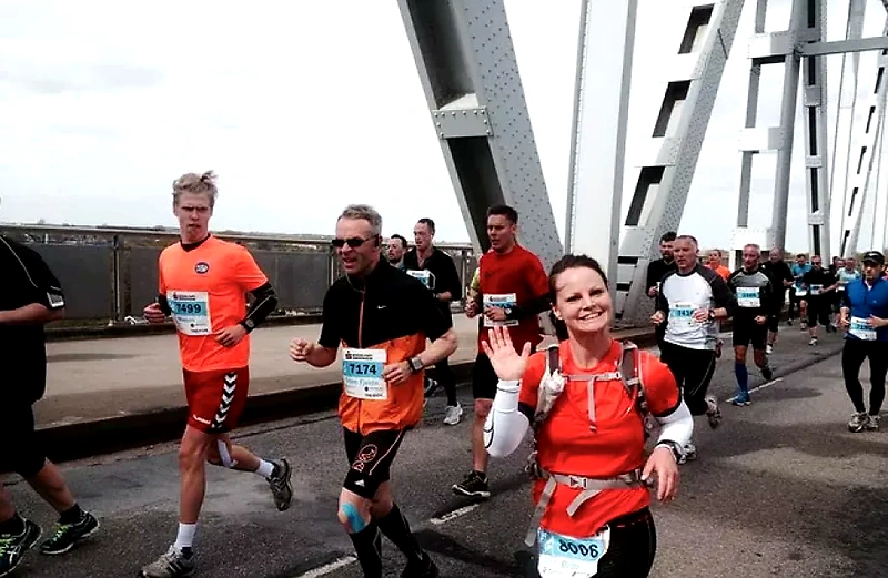 Løbere på Lillebæltsbroen under halvmarathon.