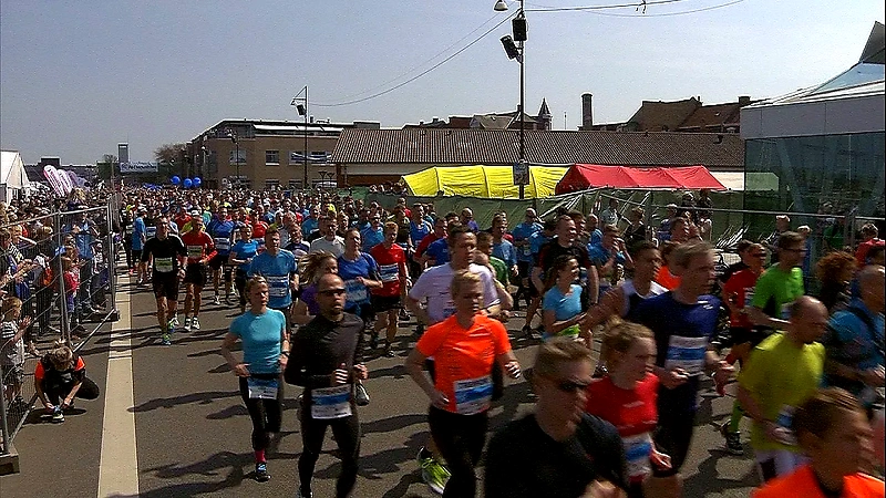 Lillebælt Halvmarathon løbere i fuld fart. Mange deltagere.