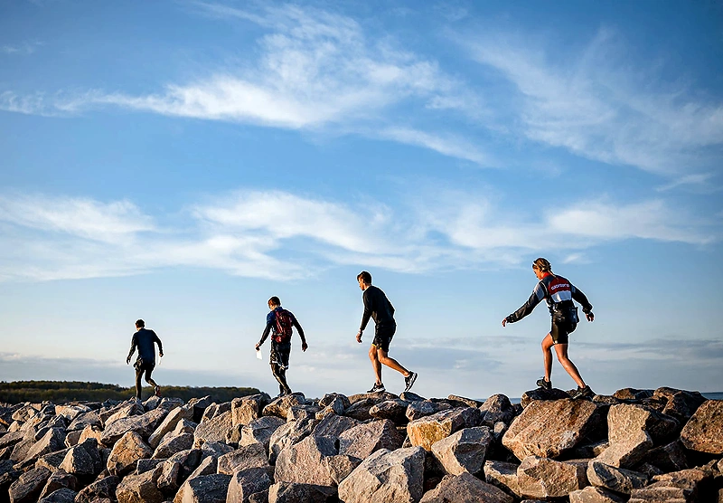 Løbere på stenet terræn under Løbetossets Looney Loops.
