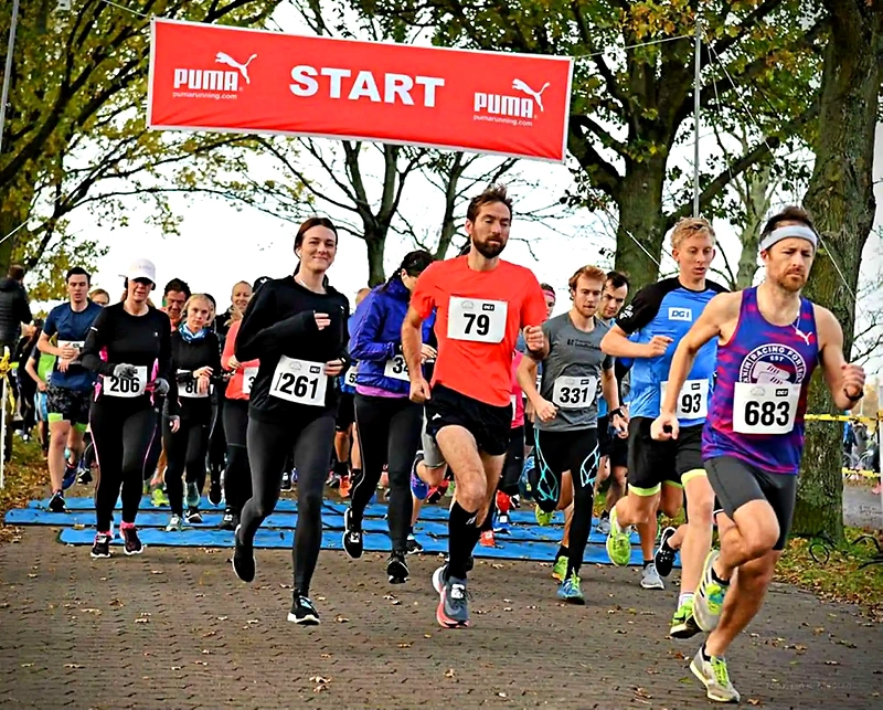 Starten på Lufthavnen Rundt halvmaraton. Mange løbere i aktion.