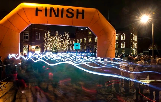 Lysløbet 2025: Løbere krydser målstregen i Odense.