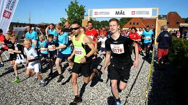 Mariagerløbet målgang. Mange løbere krydser målstregen.