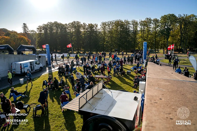 Løbere samles før start ved Moesgaard Trail Run.