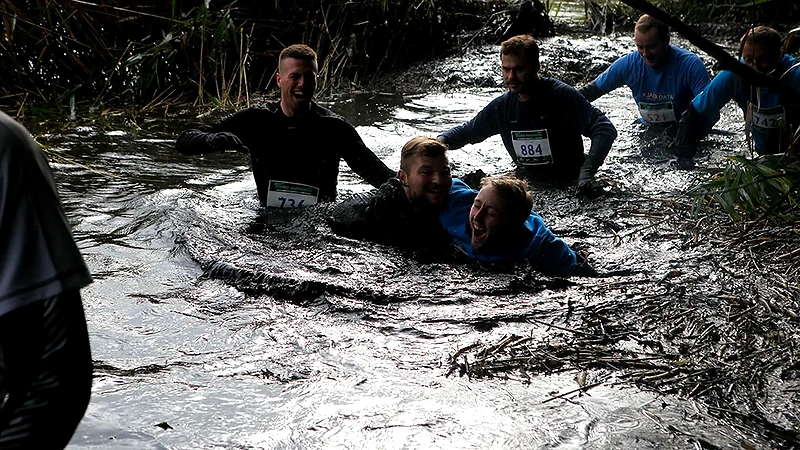 Mud Race Aarhus 2025: Løbere i mudderet. Sjov og udfordrende!