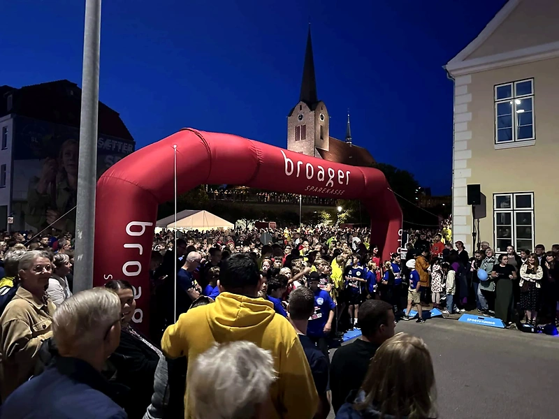 Natløb Sønderborg start. Mange løbere klar ved startlinjen.