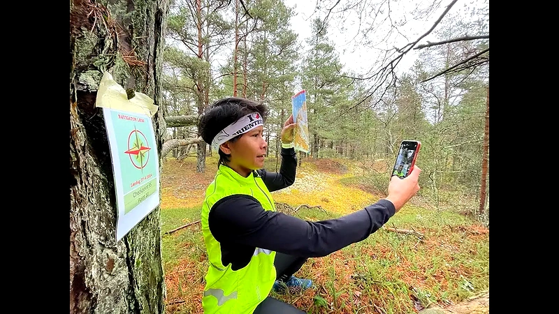 Læsø Navigator løb: deltager bruger kort og kompas.