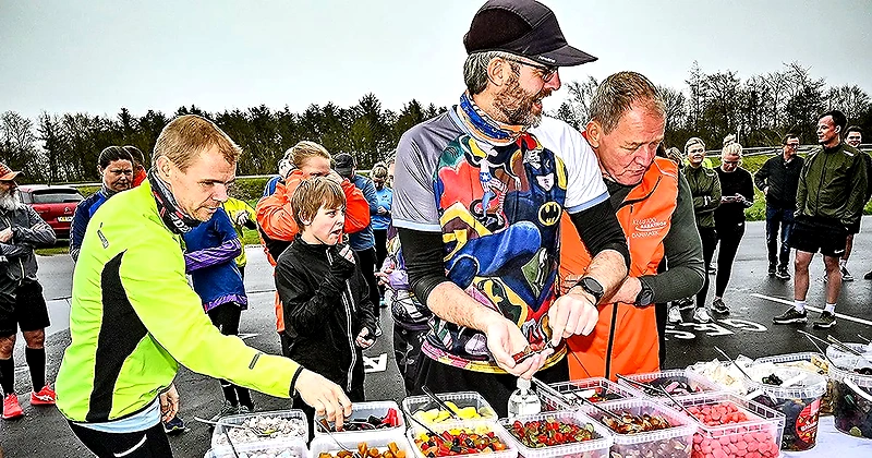 Løbere ved slikbord under Nordthy Løbet. God stemning!