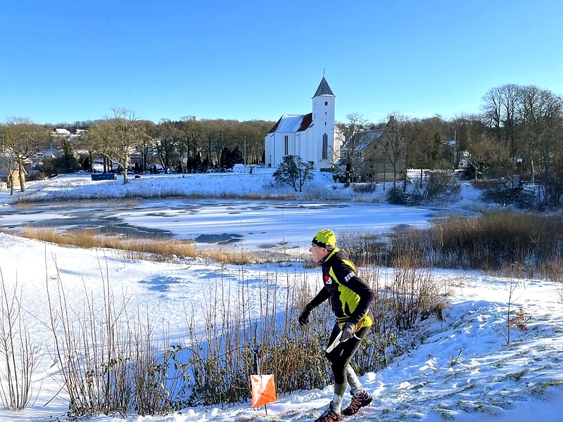Løber i snelandskab ved Nytårsløbet.
