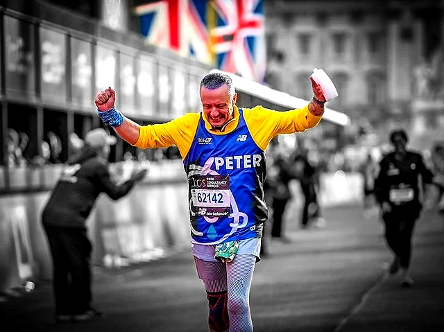 Peter Harritsø jubler efter at have gennemført sit 200. maraton.