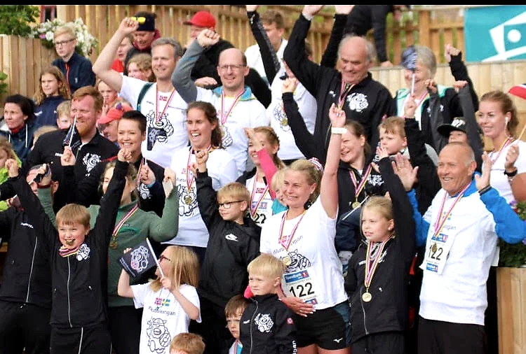 Marathonløbere fejrer afslutningen på løbet.