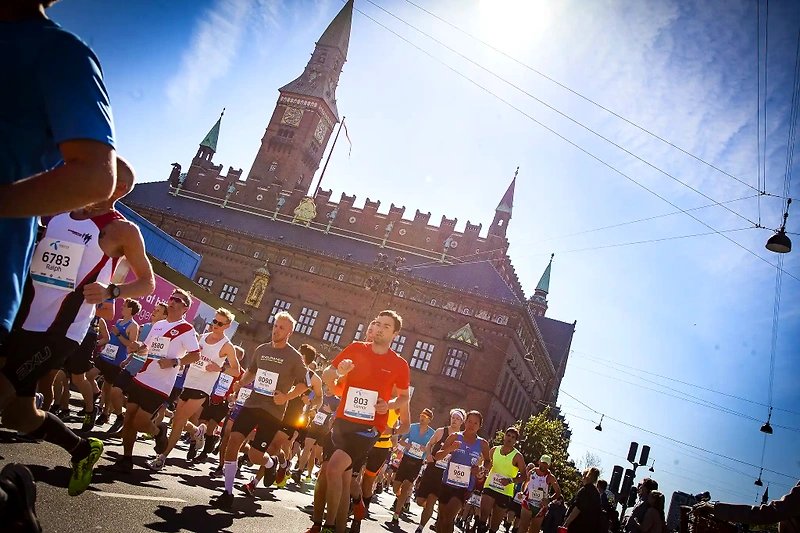 Københavns maratonløbere foran rådhus.