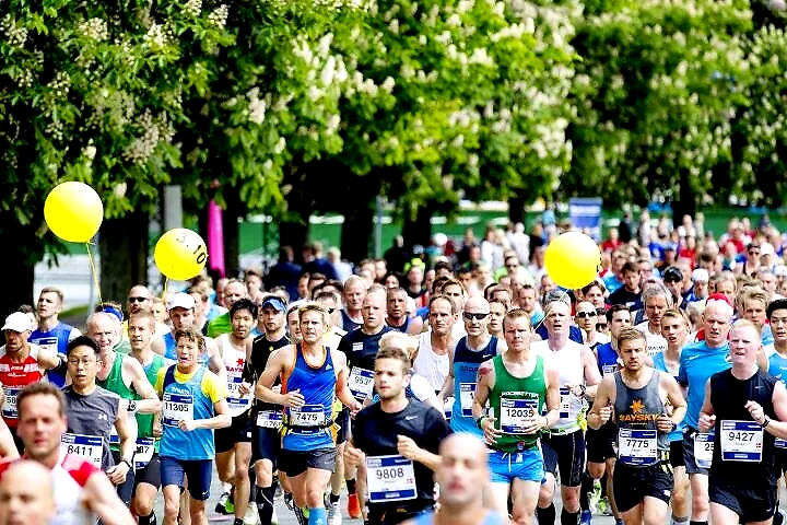 Mange løbere deltager i et maratonløb.