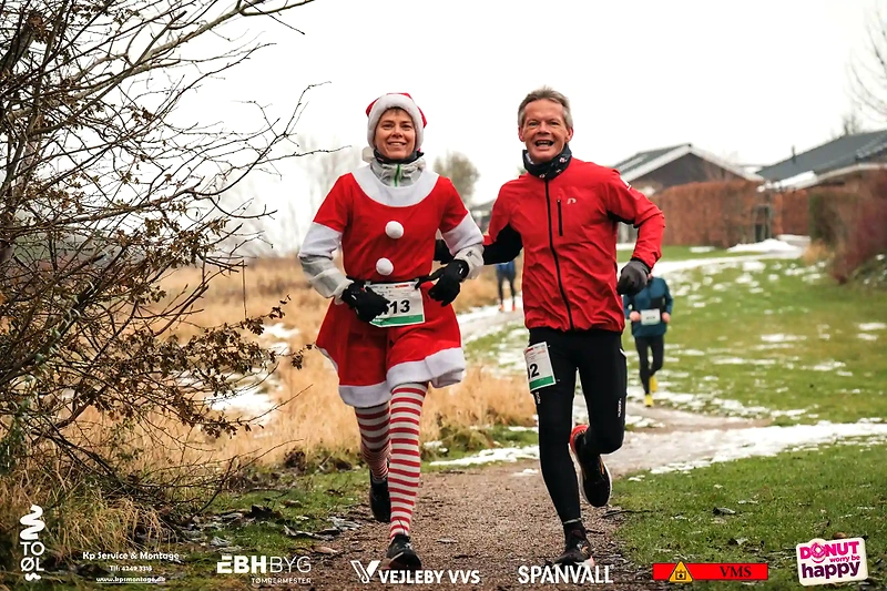 Juleløb: To glade løbere i julestemning.