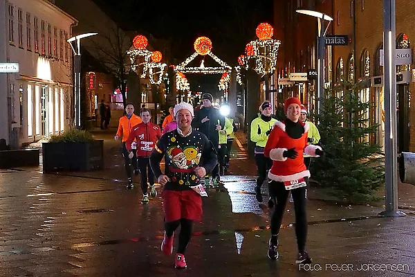 Juleløb i Ringsted med løbere i julekostumer. God stemning!