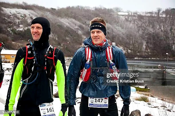 To løbere i Salomon Hammer Trail løbet. Koldt vejr.