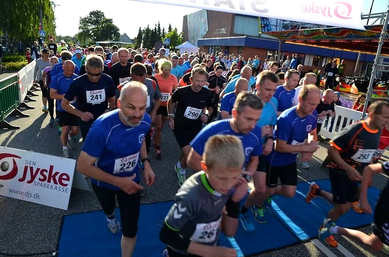 Sdr. Omme Løbet 2025 start; mange løbere i gang.