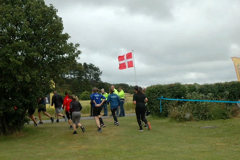 Sejerø Runden løbere nær start/mål. Smukt vejr.