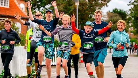 Glade løbere i Skagen Marathon. Et familieløb!