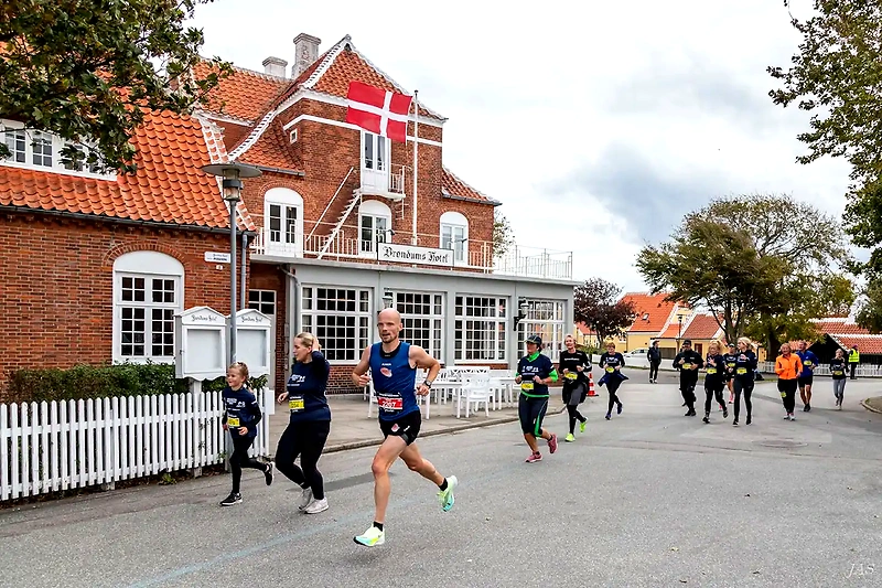 Skagen Marathon løbere i fuld fart. Smukt vejr og stemning.