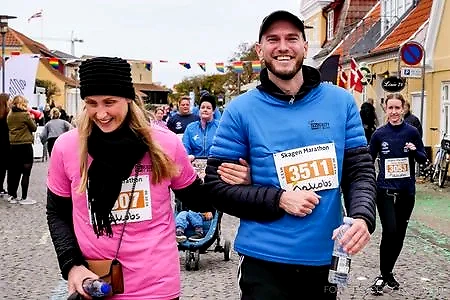 To løbere ved Skagen Marathon 2024.