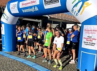 Løbere klar til start ved Skjern Bank Løbet.