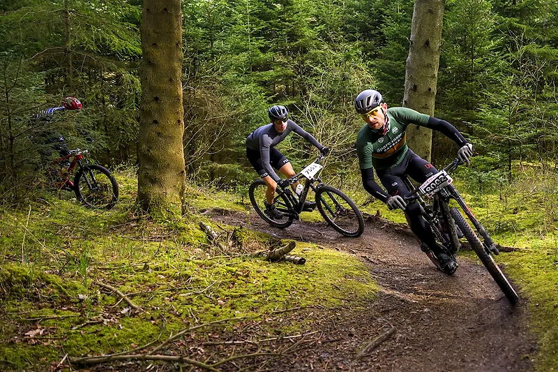 Mountainbikere i Skvæt Skov under et løb.