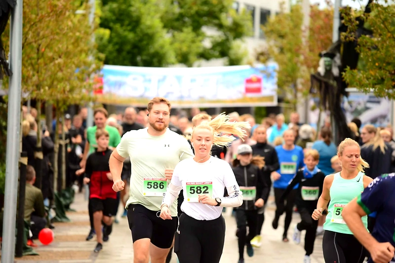 Løbere i Solrød Rundt Løbet. God stemning og masser af deltagere.