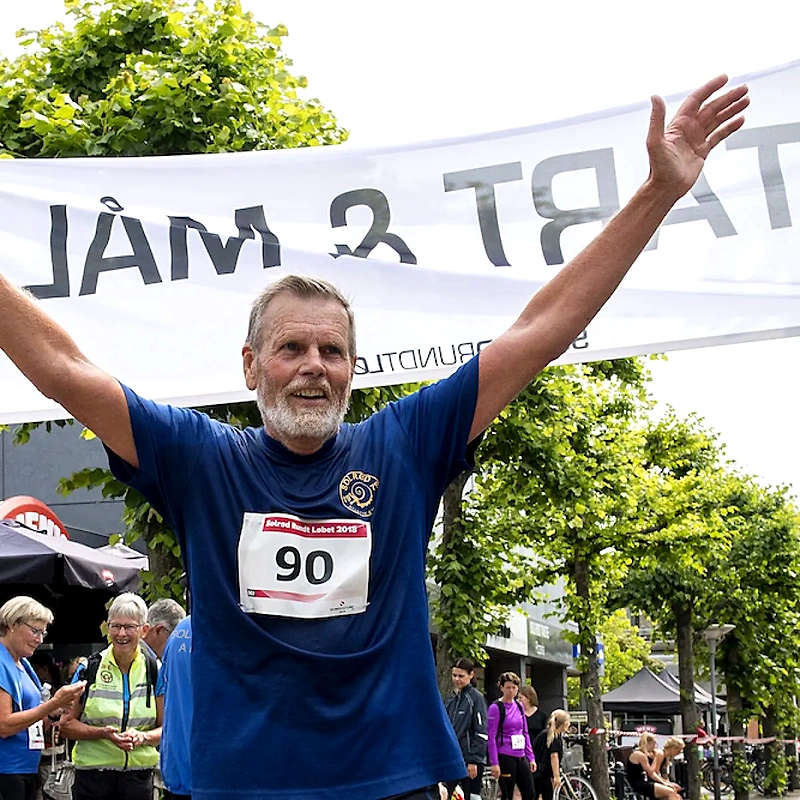 Løber jubler ved målstregen i Solrød Rundt Løbet.
