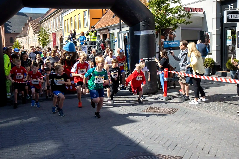 Børn krydser målstregen ved Sorø Byløb.