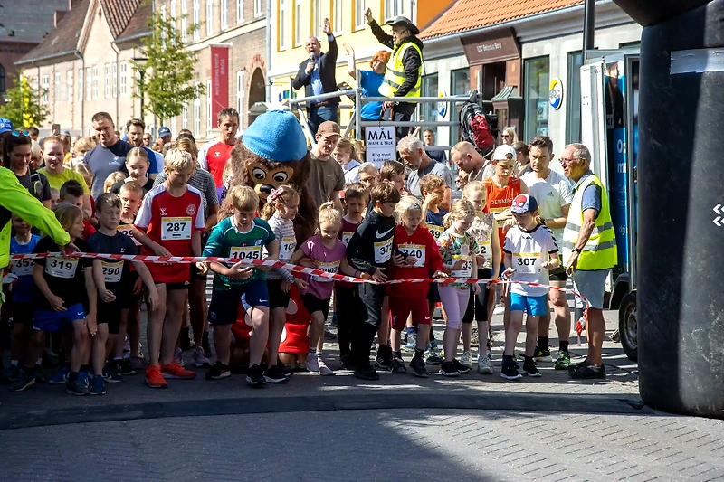 Børn krydser målstregen ved Sorø Byløb.