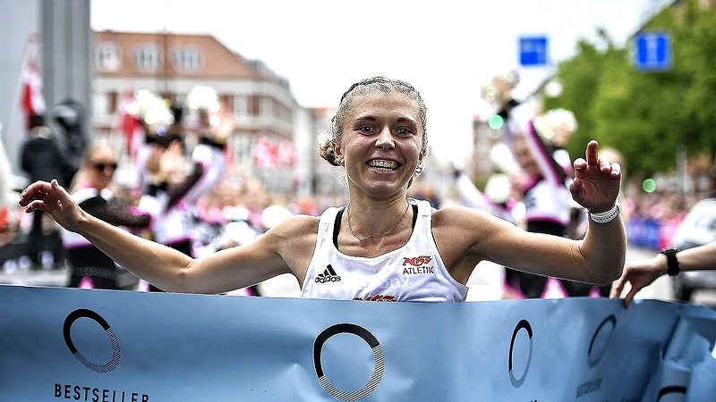 Lykkelig løber krydser målstregen ved Svendborg25 halvmaraton.