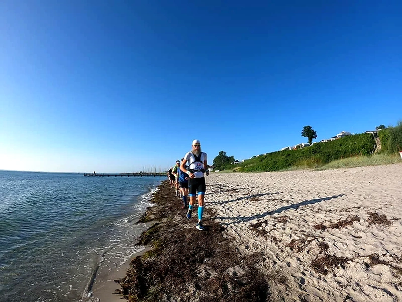Løbere på stranden under Sydfynsk Ultra Trail.