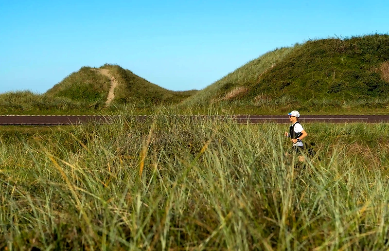 Løber på Øhavsstien under Sydfynsk Ultra Trail. smuk natur.