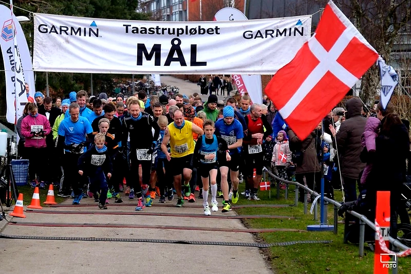 Taastrup Løbet målstregen med mange løbere.