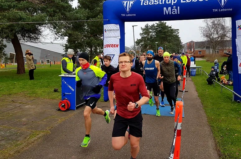 Løbere nærmer sig målstregen ved Taastrup Løbet.