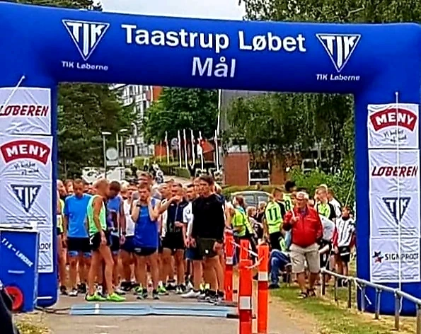 Målstregen ved Taastrup Løbet med løbere.