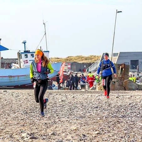 Thy Trail Marathon 2025 løbere ved kysten.