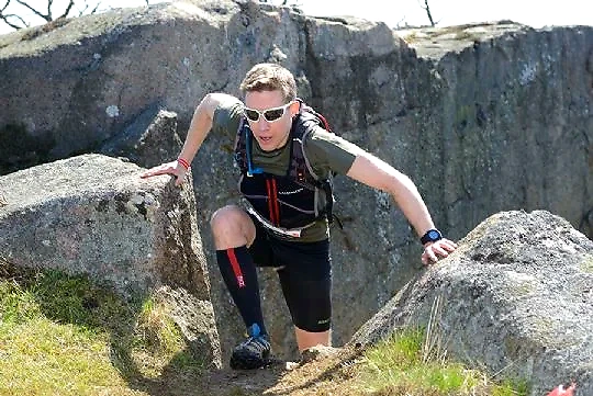 Løber på Røsnæs trail. Smuk natur og udfordrende terræn.