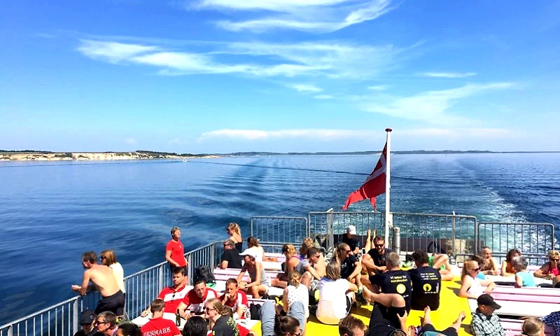 Løbere på færgen til Tunø Løbet. Solskin og god stemning.