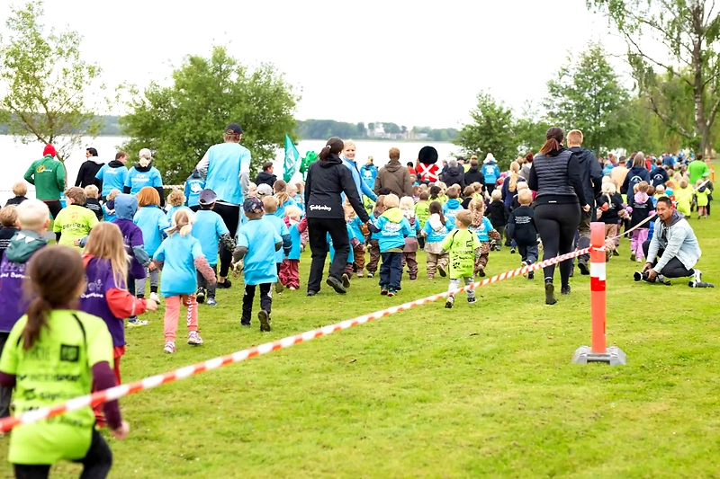 Børn og voksne løber i Ulbølle Halvmaraton. Sjov stemning!