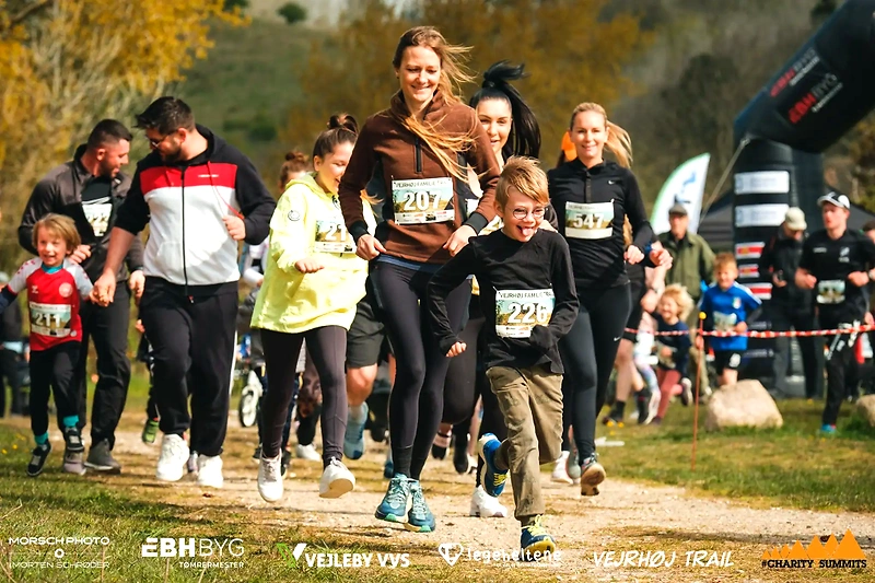 Billede af Vejrhøj Familie Trail løbet med glade løbere.