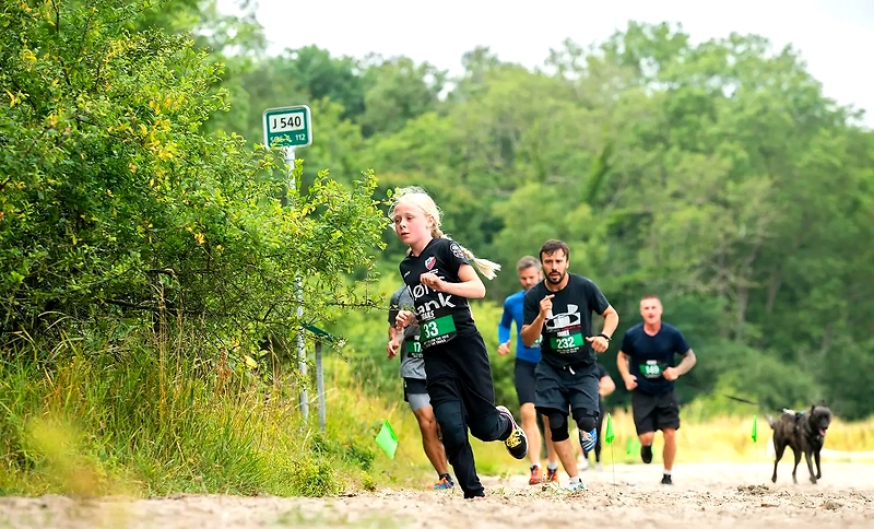 Børn og voksne løber i Vejrhøj Familie Trail.
