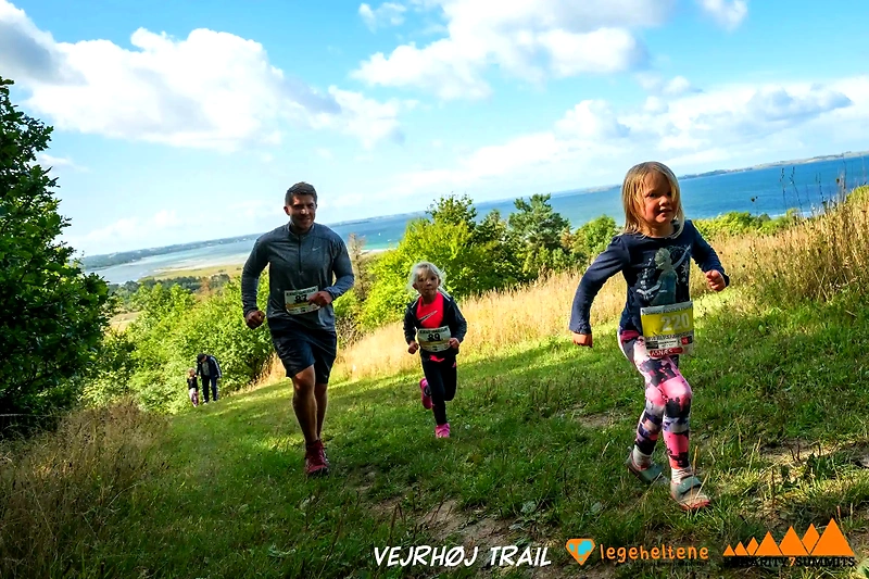 Familie løber i Vejrhøj Trail. Smuk udsigt!