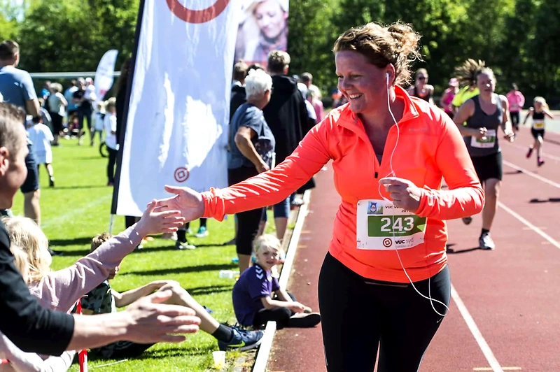 Løber i Vesterskovsløbet high-five'r tilskuer. God stemning.