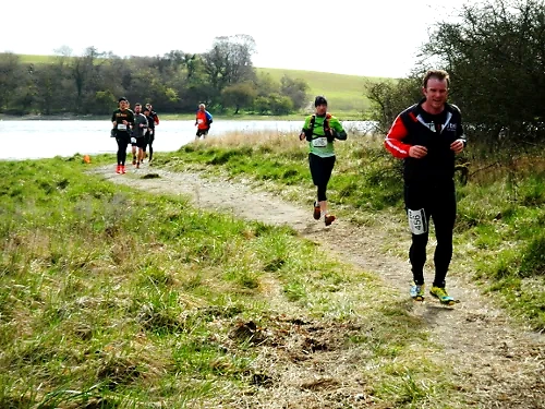 Løbere på Vikingesporet trail løb ved Roskilde Fjord.