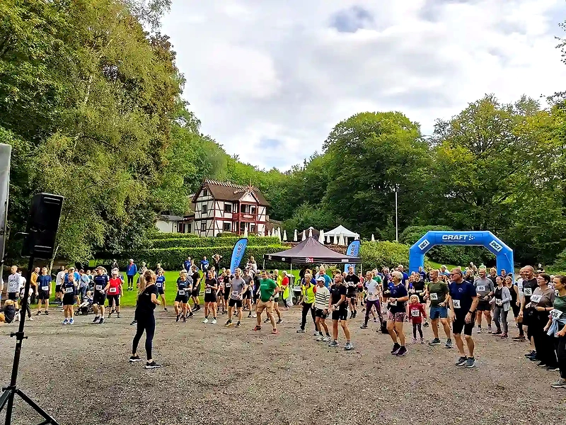 Villa Gallina-løbet 2025 start. Løbere klar til terrænløb i skoven.