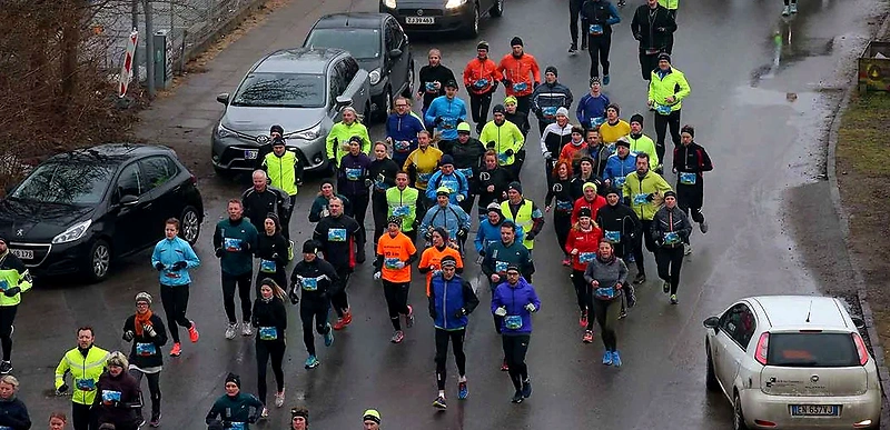 Mange løbere deltager i et vinterløb.